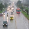 Vehículos transitando en calle de Bogotá