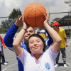 Imagen de un niño y una niña jugando baloncesto