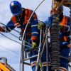 Imagen de un técnico de ENEL realizando mantenimiento en un poste de luz.
