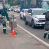 Foto que muestra operadores de aseo barriendo 