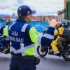Foto de un agente de tránsito en una vía de Bogotá
