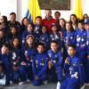 Foto que muestra estudiantes junto con el alcalde Carlos Fernando Galán 