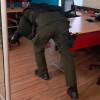 Policía de la patrulla antiexplosivos verificando el establecimiento bancario.