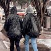 Foto que muestra personas caminando bajo la lluvia 