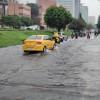 Calle de Bogotá inundada por lluvia