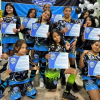 Imagen de niñas deportistas recibiendo un certificado