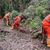 Foto que muestra trabajadores de Aguas Bogotá limpiando residuos