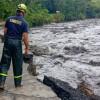 Una persona del Cuerpo Oficial de Bomberos revisando una inundación