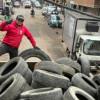 Funcionario del Distrito durante la 'Llantatón', recogiendo llantas abandonadas en espacio público.