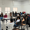 Foto de un grupo de niño en una charla con funcionarios
