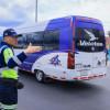 Foto que muestra un agente de transito regulando el tráfico en Bogotá.