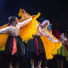 Imagen de un grupo de danza en presentación de Culturas en Común.
