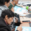 Imagen de varias mujeres adultas tomando el taller.