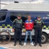 Presunto ladrón capturado, junto a los policías y a la bicicleta recuperada.