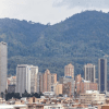 Panorámica de Bogotá en la que se ve un día resplandeciente con el cielo despejado.