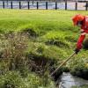 Trabajadores de Aguas Bogotá limpiando zonas verdes