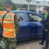 Foto de policías y soldados realizando controles a vehículos en vías de Cundinamarca.