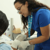 Foto de una doctora ayudando a un paciente