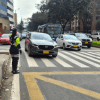 Imagen de una via de Bogotá en la que circulan diferentes tipos de vehículos