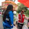 Foto de vendedores informales junto a un gestor social del IPES en Bogotá.