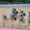 Ciclistas rodando en pista de ciclismo en Bogotá. 