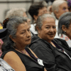 Imagen de mujeres adultas mayores escuchando una conferencia