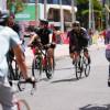 Foto de bogotanos montando en bicicleta durante Ciclovía de Bogotá. 