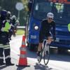 Autoridades en labores de acompañamiento a ciclistas en ruta segura.