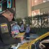 Policía del Gaula verificando taxi en la Zona T, en Chapinero