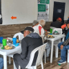 Imagen de varias personas comiendo en el comedor comunitario Las Cruces