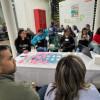 Personas reunidas en la mesa de turismo