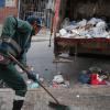 Imagen de un operario recogiendo basura