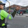 Foto de una agente de tránsito en una calle en Bogotá.