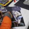 Persona privada de la libertad haciendo un collage en el marco de un taller en la Cárcel Distrital.