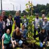 Personas participan en actividad de siembra en Fontibón.