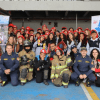 Imagen de niños y niñas posando para una foto en la estación de Bomberos