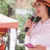 Mujer de la ruralidad bogotana hablando por un micrófono ante el público