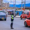 Foto que muestra vehículos circulando por las calles de Bogotá.