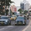 Foto que muestra vehículos andando por las calles