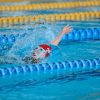Imagen de una persona nadando en una piscina olímpica