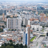 Imagen panorámica de Bogotá en la que se aprecia un día soleado.