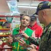 Militar en actividades de gestión comunitaria con un tendero