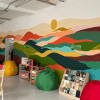 Imagen de una pared pintada de la ludoteca