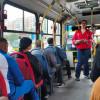 Foto al interior de un bus de TransMilenio en Bogotá.