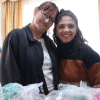 Foto de dos mujeres riendose 