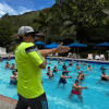 Foto de unas personas en una piscina