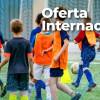 Foto de niños, niñas y adolescentes en una cancha de fútbol en Bogotá.