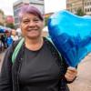 Foto de una vendedora informal en la primera versión de la Feria 'Corazón IPES' en Bogotá.