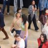 Foto de hombres y mujeres en una sala caminando.