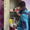 Foto de un funcionario de la Secretaría de Salud durante el operativo en el barrio El Tunal.